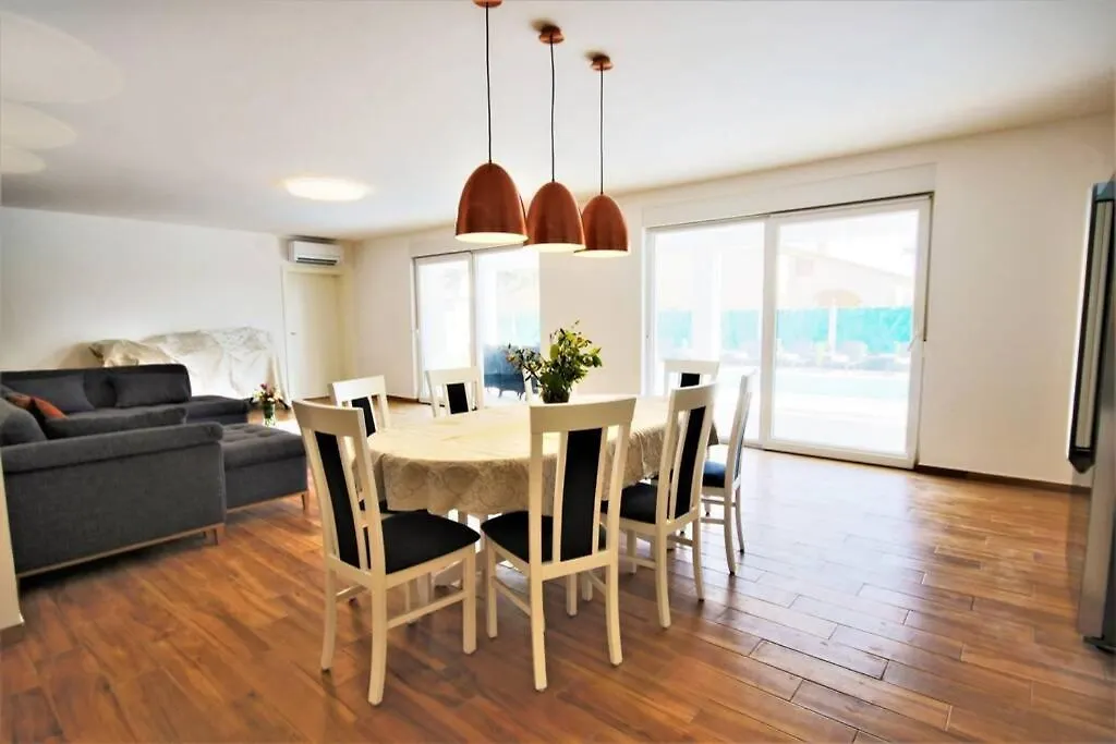 New Villa With Pool Barbariga