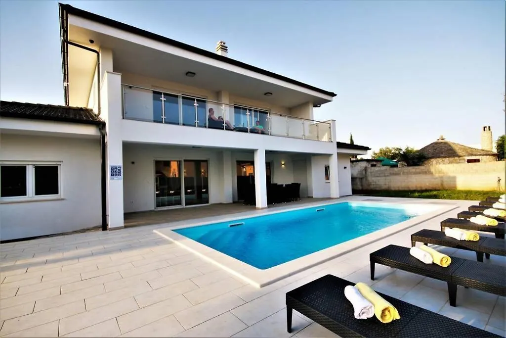 New Villa With Pool Barbariga