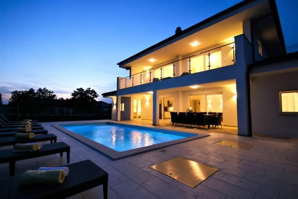 New Villa With Pool Barbariga