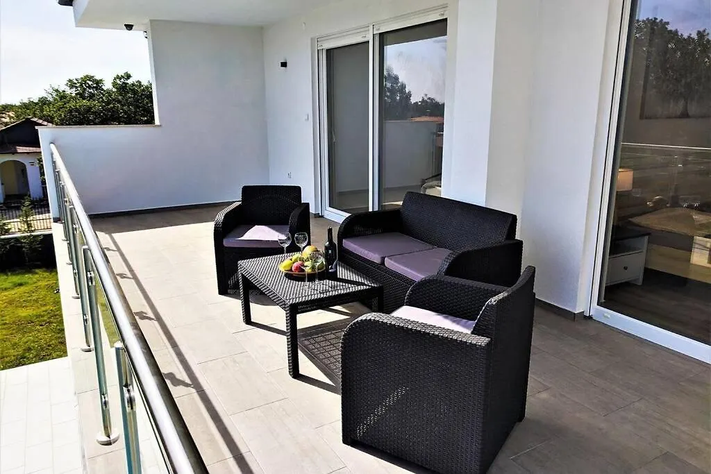 New Villa With Pool Barbariga