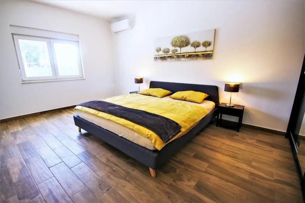 New Villa With Pool Barbariga